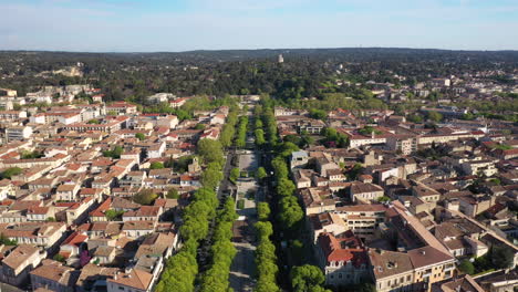 Luftdrohnenaufnahme-Der-Avenue-Jean-Jaurès-In-Nîmes-Gard,-Frankreich,-Frühling